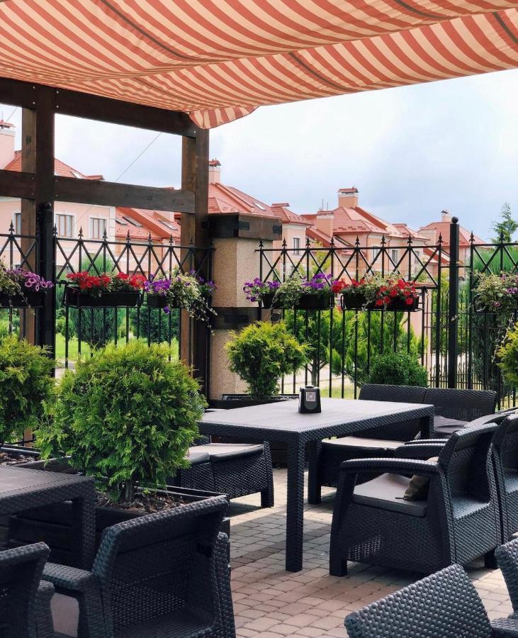 Shato Hotel Chervonograd Exterior photo
