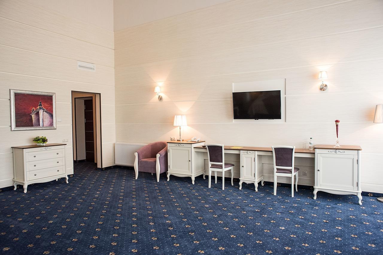 Shato Hotel Chervonograd Exterior photo
