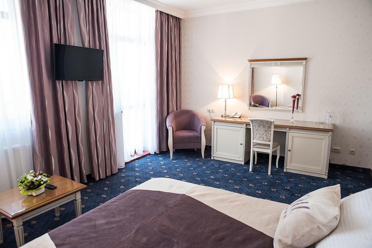Shato Hotel Chervonograd Exterior photo