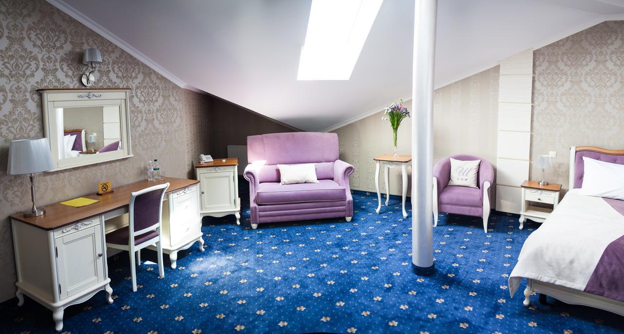 Shato Hotel Chervonograd Exterior photo