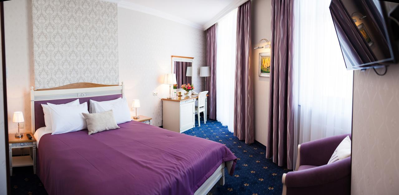 Shato Hotel Chervonograd Exterior photo
