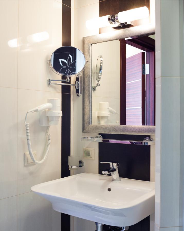 Shato Hotel Chervonograd Exterior photo