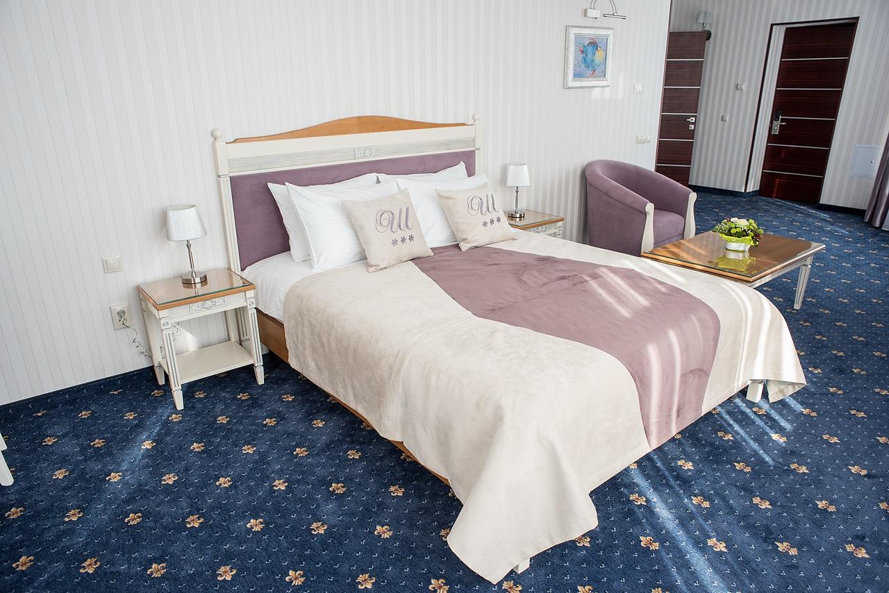 Shato Hotel Chervonograd Exterior photo